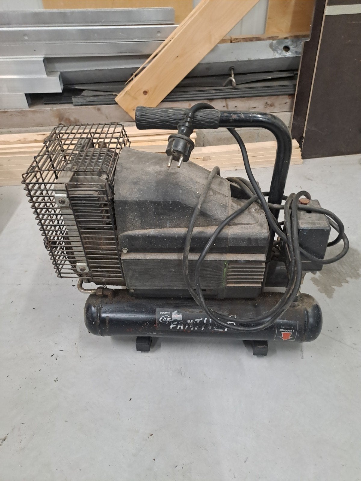 Compressor (motor werkt, ketel defect) - Voor onderdelen, Ophalen, Gebruikt, 6 tot 10 bar, Minder dan 200 liter/min