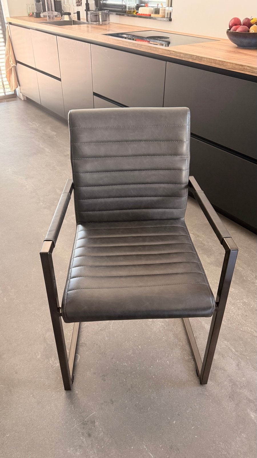 Set van 6 WOOOD Bas eetkamerstoelen - Antraciet PU-leer, Huis en Inrichting, Stoelen, Ophalen, Gebruikt, Leer, Grijs