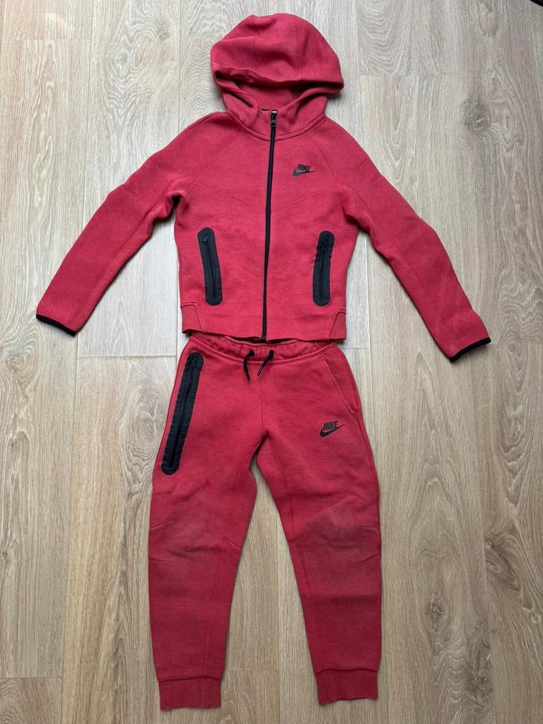 Nike Tech trainingspak rood maat 128-137, Ophalen of Verzenden, Gebruikt, Jongen of Meisje, Setje