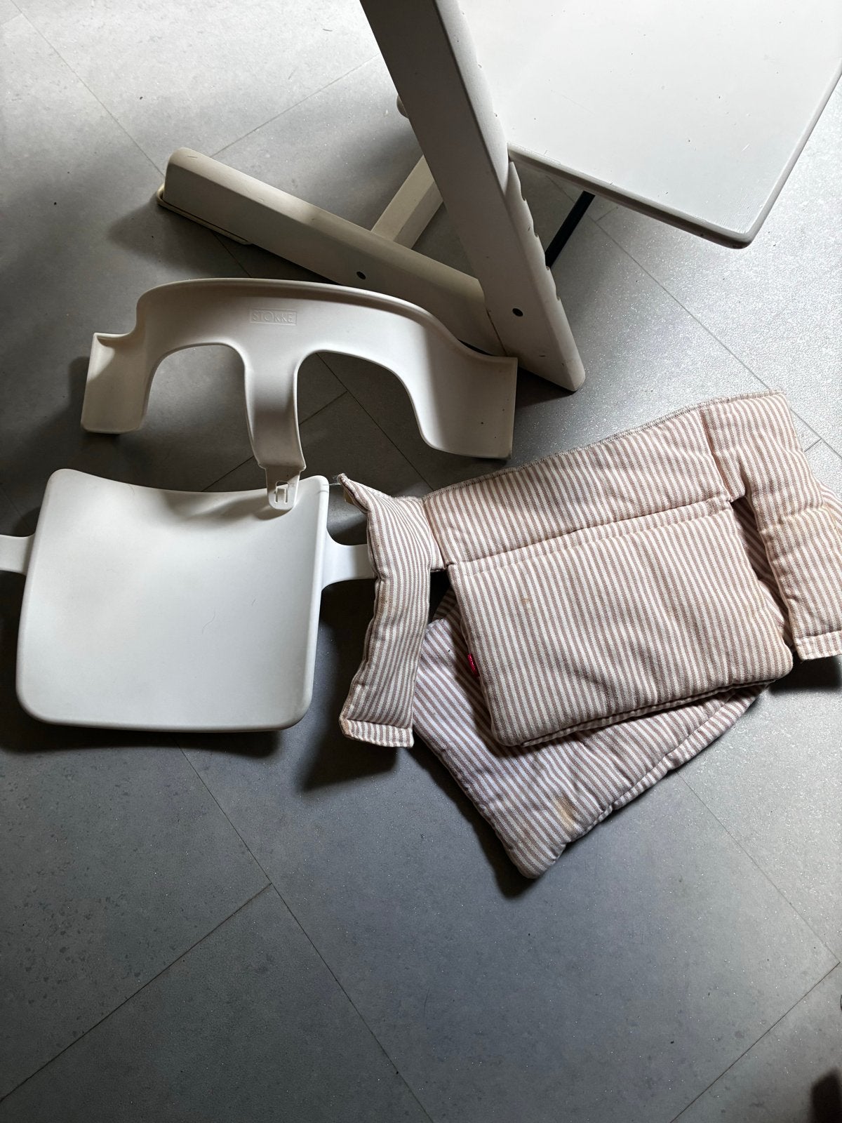 Stokke Tripp Trapp kinderstoel met accessoires, Kinderen en Baby's, Kinderstoelen, Ophalen, Gebruikt, Meegroeistoel, Aanschuifbaar