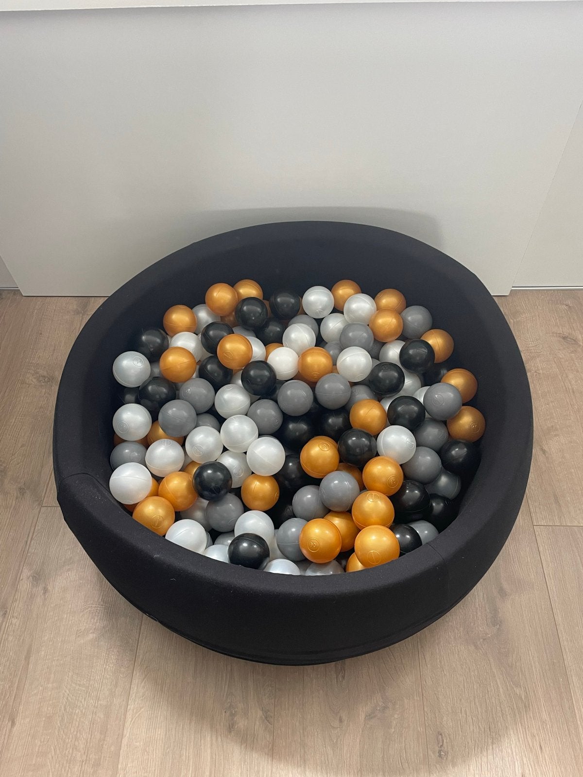 Zwart ballenbad met ballen (zwart, grijs, wit, goud), Ophalen, Zo goed als nieuw, Jongen of Meisje