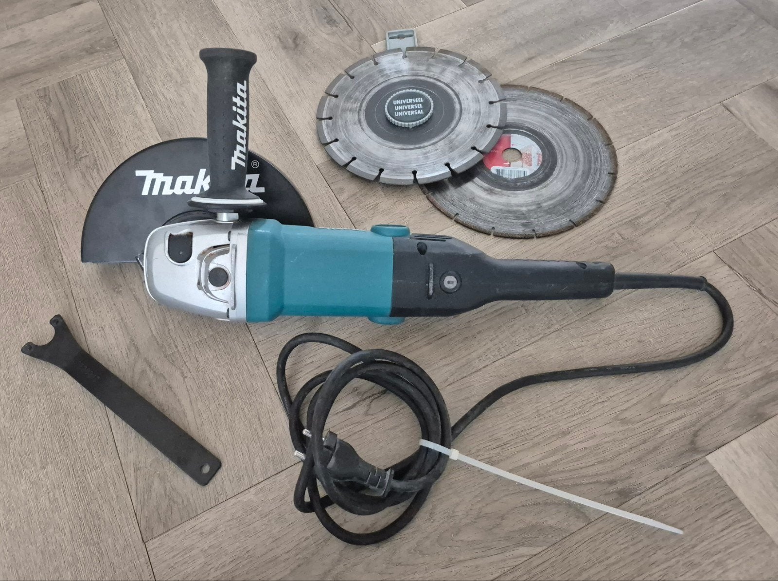 Makita GA9012C,  230 V Haakse slijper 230 mm, Ophalen of Verzenden, Zo goed als nieuw, 1000 watt of meer, Haakse handslijpmachine