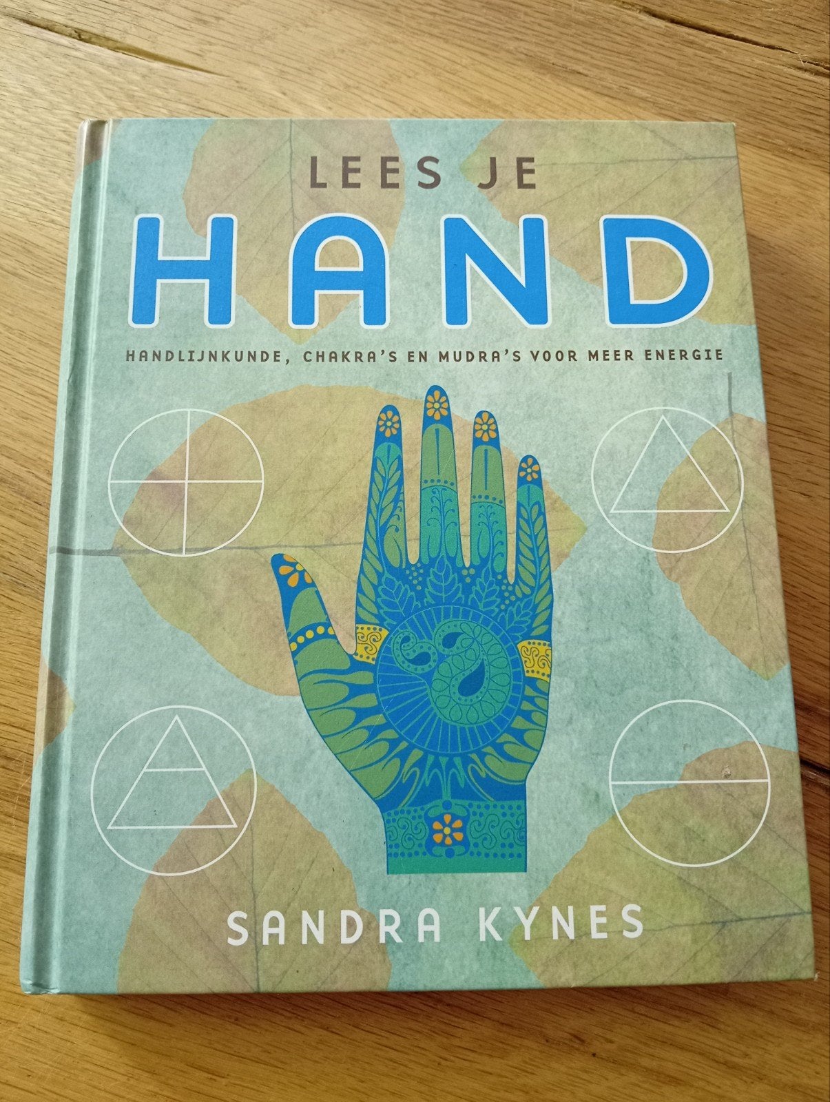 Lees Je Hand: Handlijnkunde, Chakra's en Mudra's, Spiritualiteit algemeen, Sandra Kynes, Ophalen of Verzenden, Zo goed als nieuw