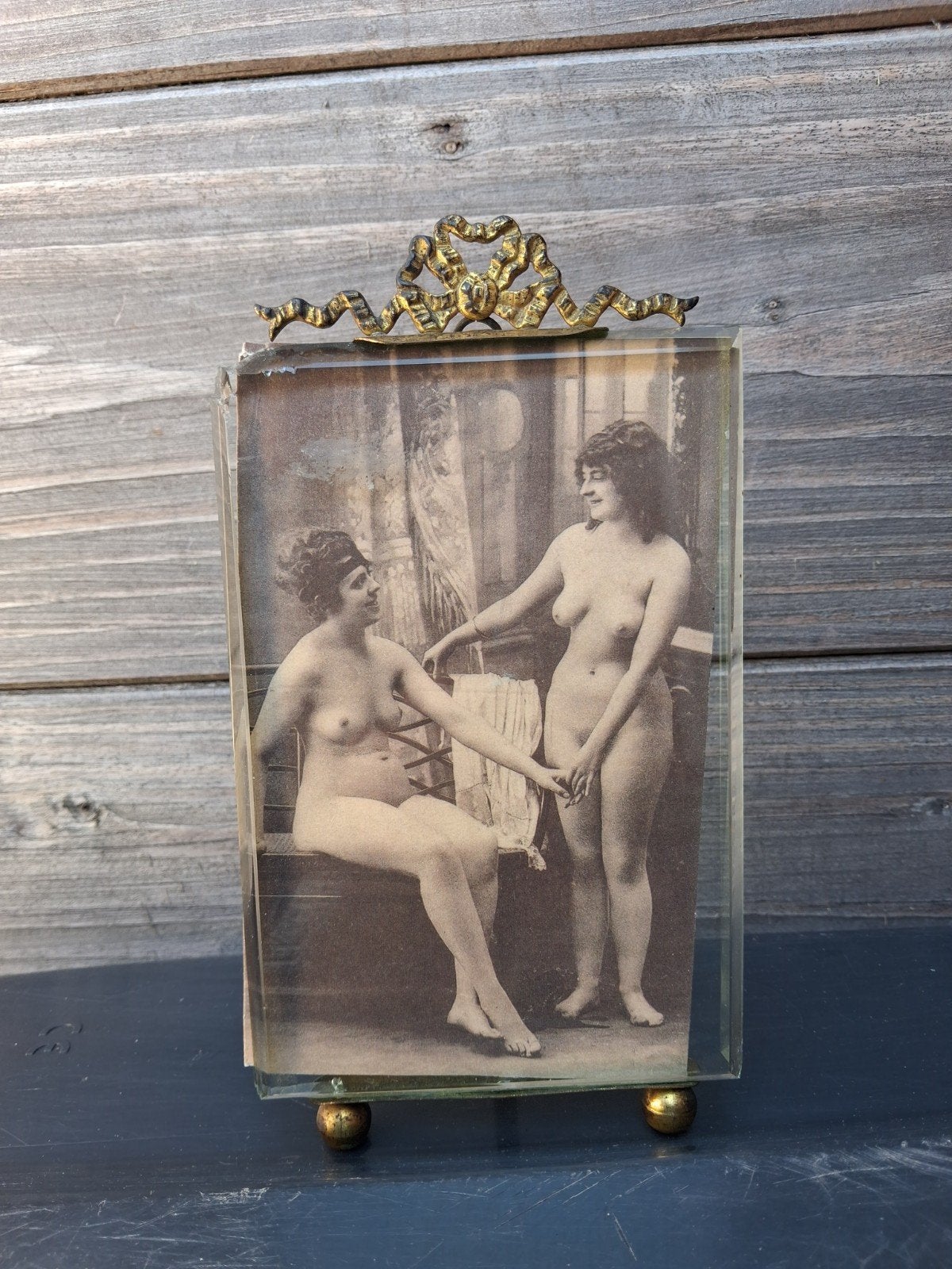 Antieke fotolijst met erotische foto van glas en metaal met, Gebruikt, Met sierrand, Ophalen of Verzenden, Glas