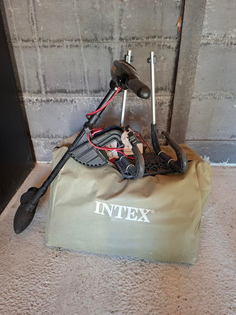 Intex Excursion 4 Opblaasboot met Motor, Ophalen, Gebruikt