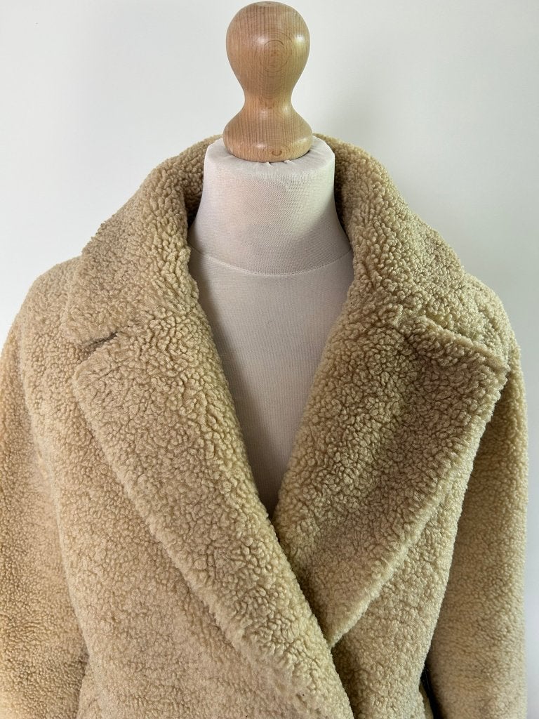 King Louie maat 40 Fluffy teddy jas beige 3507, Maat 38/40 (M), Beige, Ophalen of Verzenden, Zo goed als nieuw