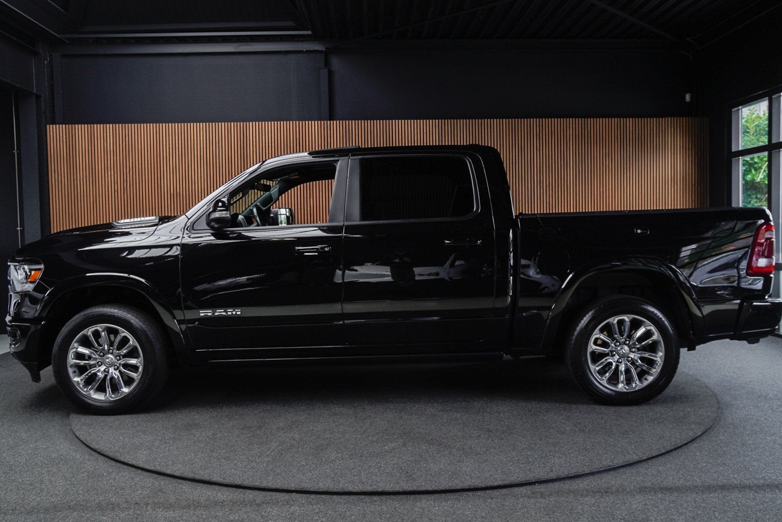 Dodge Ram 1500 5.7 V8 4x4 Crew Cab Laramie Panodak Harman K., Automaat, Dealer onderhouden, 5654 cc, 2441 kg