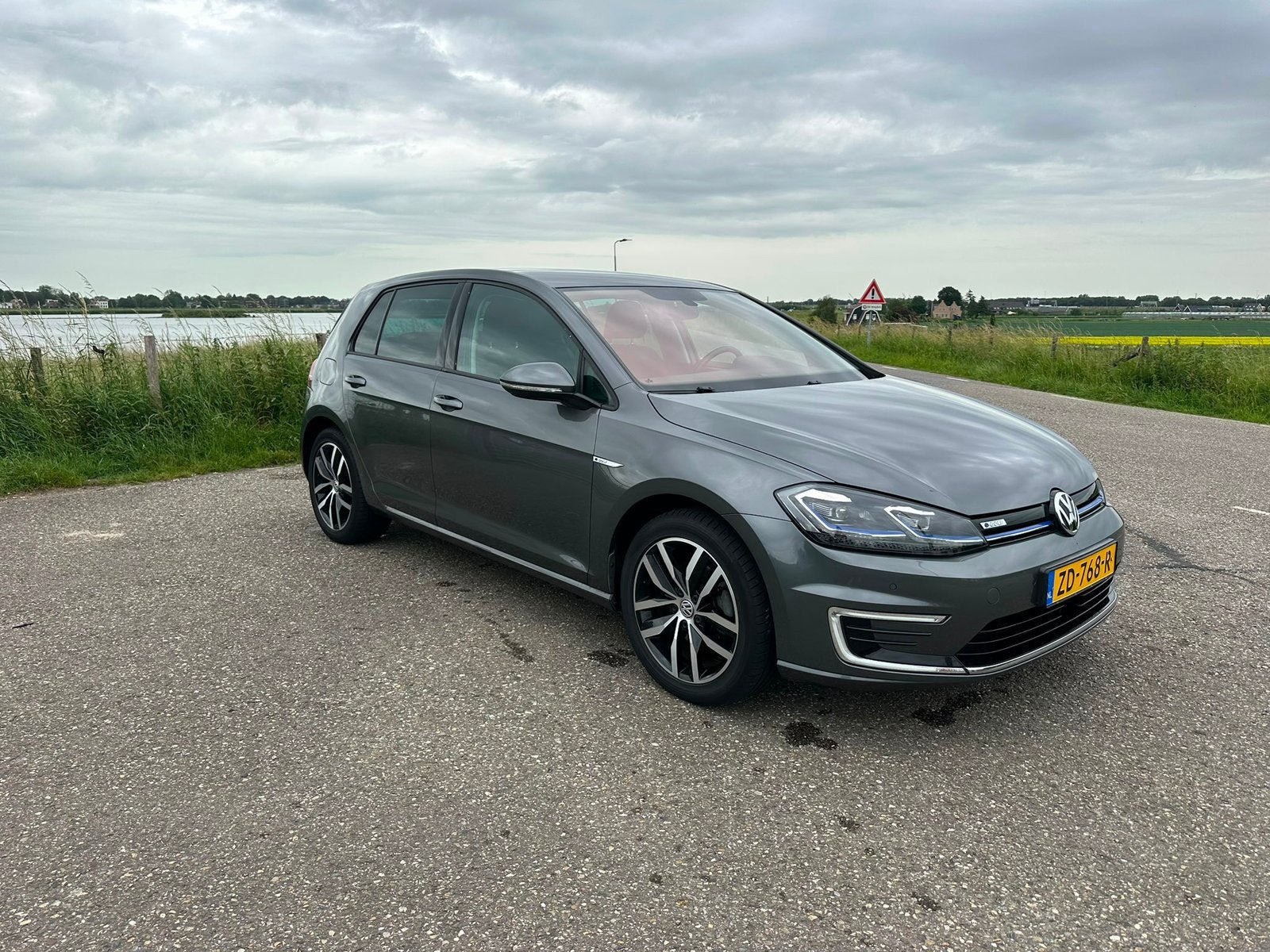 Volkswagen E-Golf 1.4  136 pk  2019 Grijs, Auto's, Volkswagen, Origineel Nederlands, Elektrisch, Dealer onderhouden, Zilver of Grijs