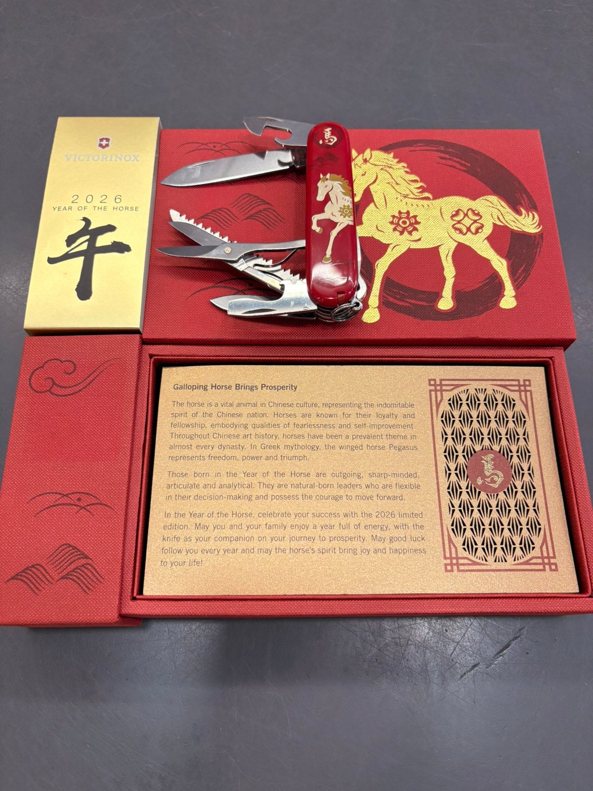 Victorinox year of the horse 2026 zwitsers zakmes, Caravans en Kamperen, Kampeergereedschap, Ophalen of Verzenden, Nieuw