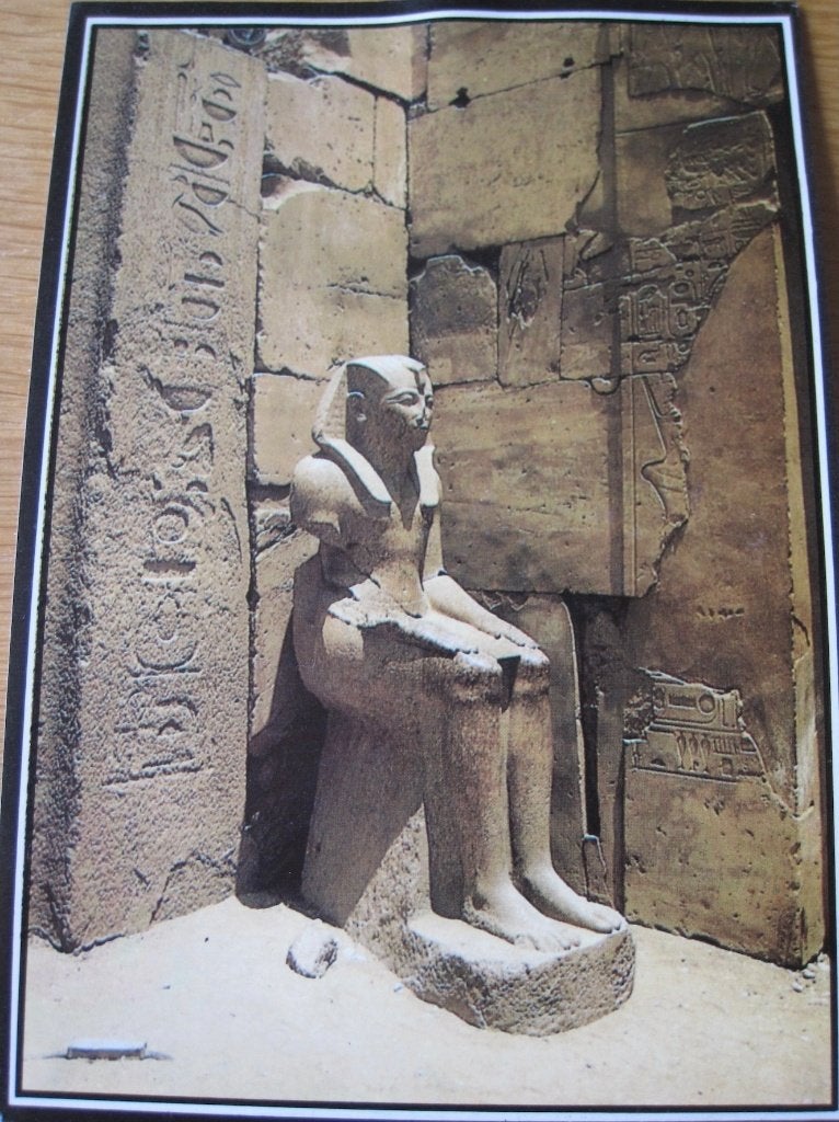 Beeld van Thoetmoses bij de tempel van Karnak op ansicht, Ophalen of Verzenden, 1980 tot heden, Gelopen, Overige thema's