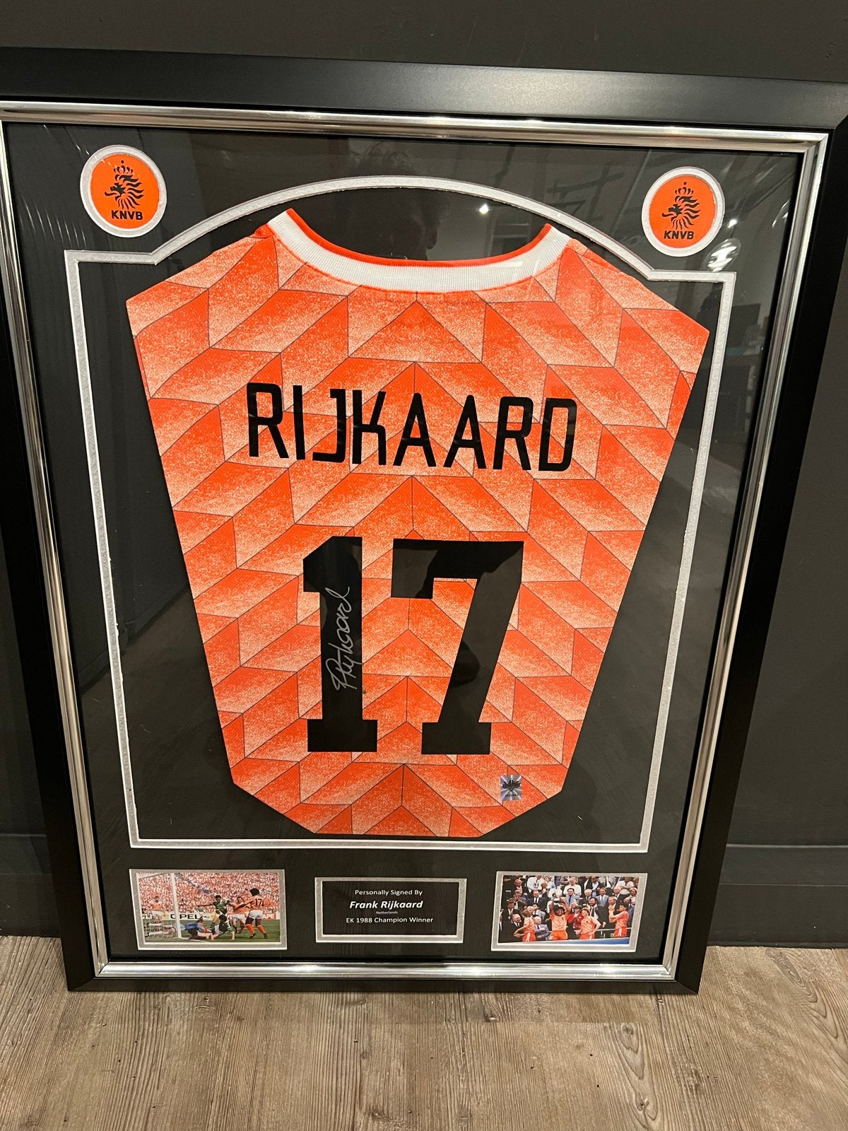Ingelijst gesigneerd shirt Frank Rijkaard EK 1988, Verzamelen, Ophalen of Verzenden, Zo goed als nieuw, Overige sporten, Shirt