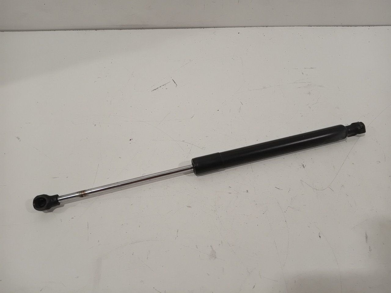 Gasdrukveer links voor Renault Clio, Onderdelen@venauto.nl, Van der Ven Autorecycling B.V., Gebruikt, Ettenseweg 76, 4706 PB Roosendaal, The Netherlands