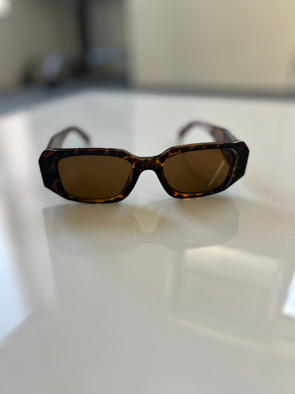 Prada zonnebril PR17 WS, Ophalen of Verzenden, Zo goed als nieuw, Zwart, Prada
