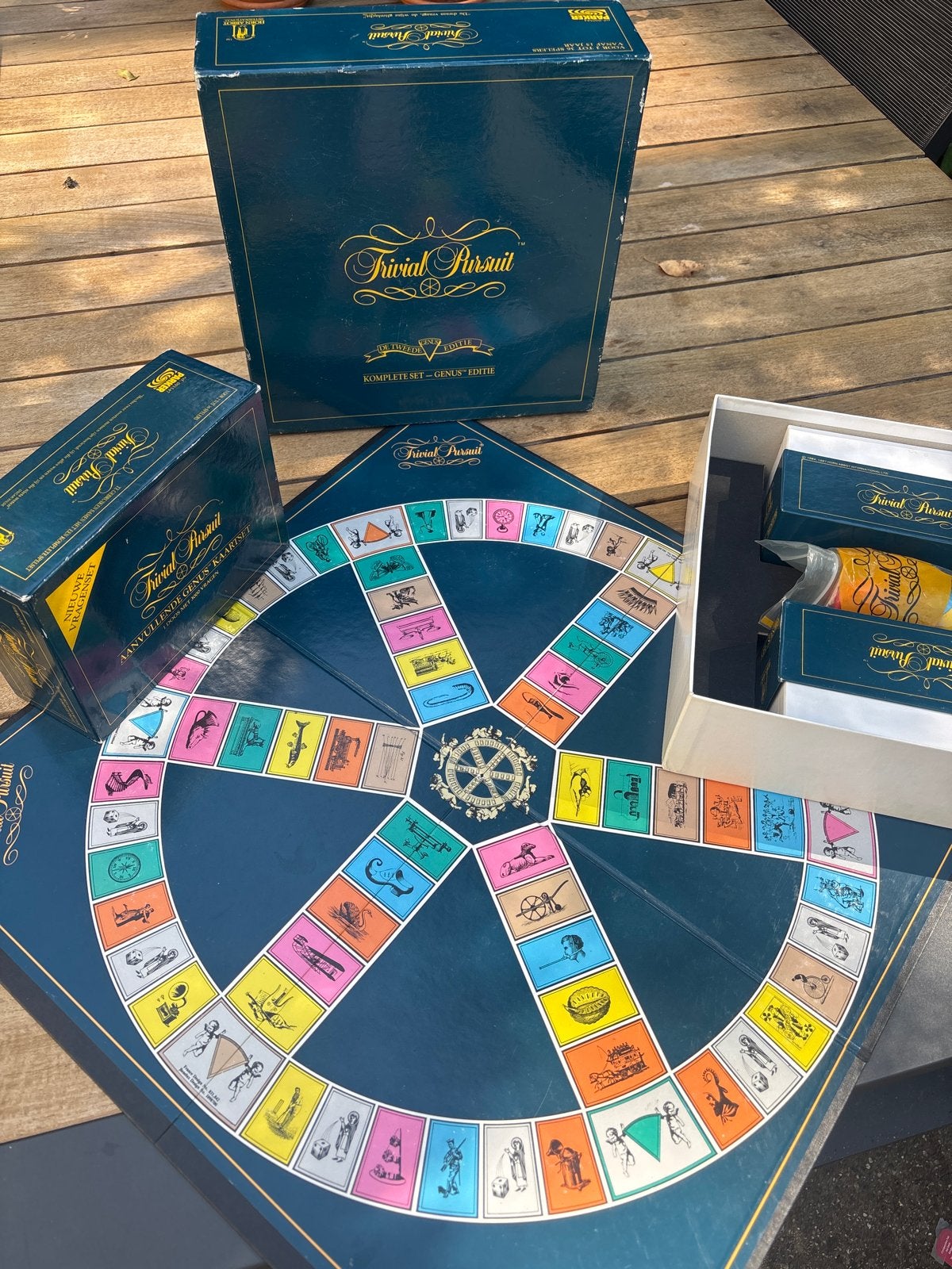 Trivial Pursuit Genus Editie met aanvullende kaartset, Drie of vier spelers, Ophalen, Gebruikt