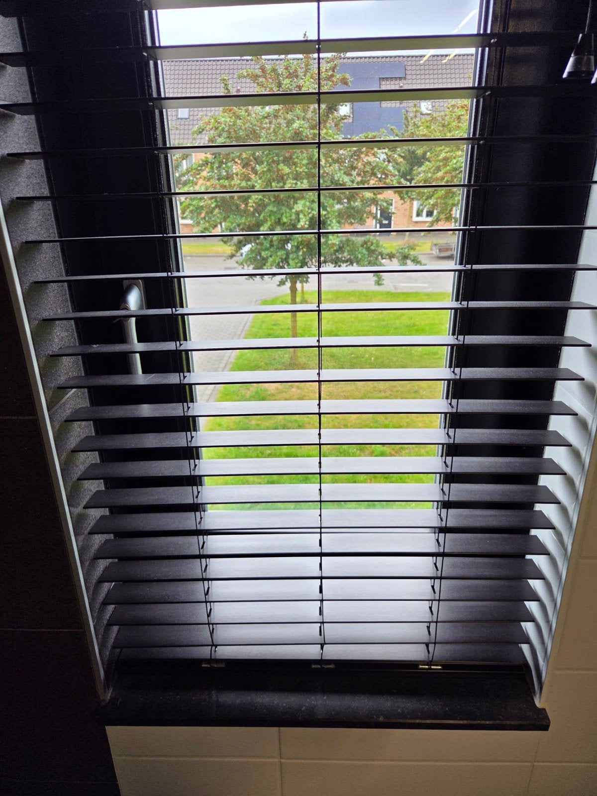 Luxaflex zwarte houten jaloezie 64x182cm, Zwart, Zo goed als nieuw, 150 tot 200 cm, 50 tot 100 cm