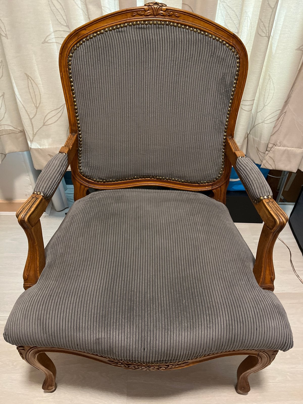 Opnieuw gestoffeerd antiek fauteuiltje met koperen spijkers, Antiek en Kunst, Ophalen