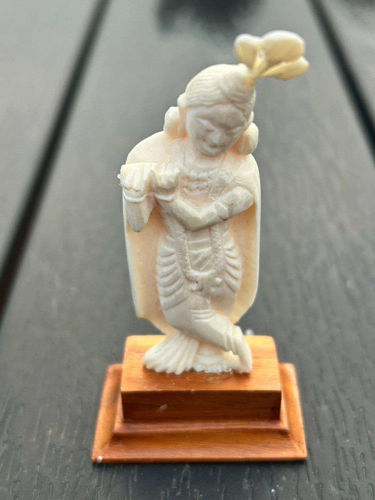 Krishna beeldje van been/ bot op houten basis., Ophalen of Verzenden