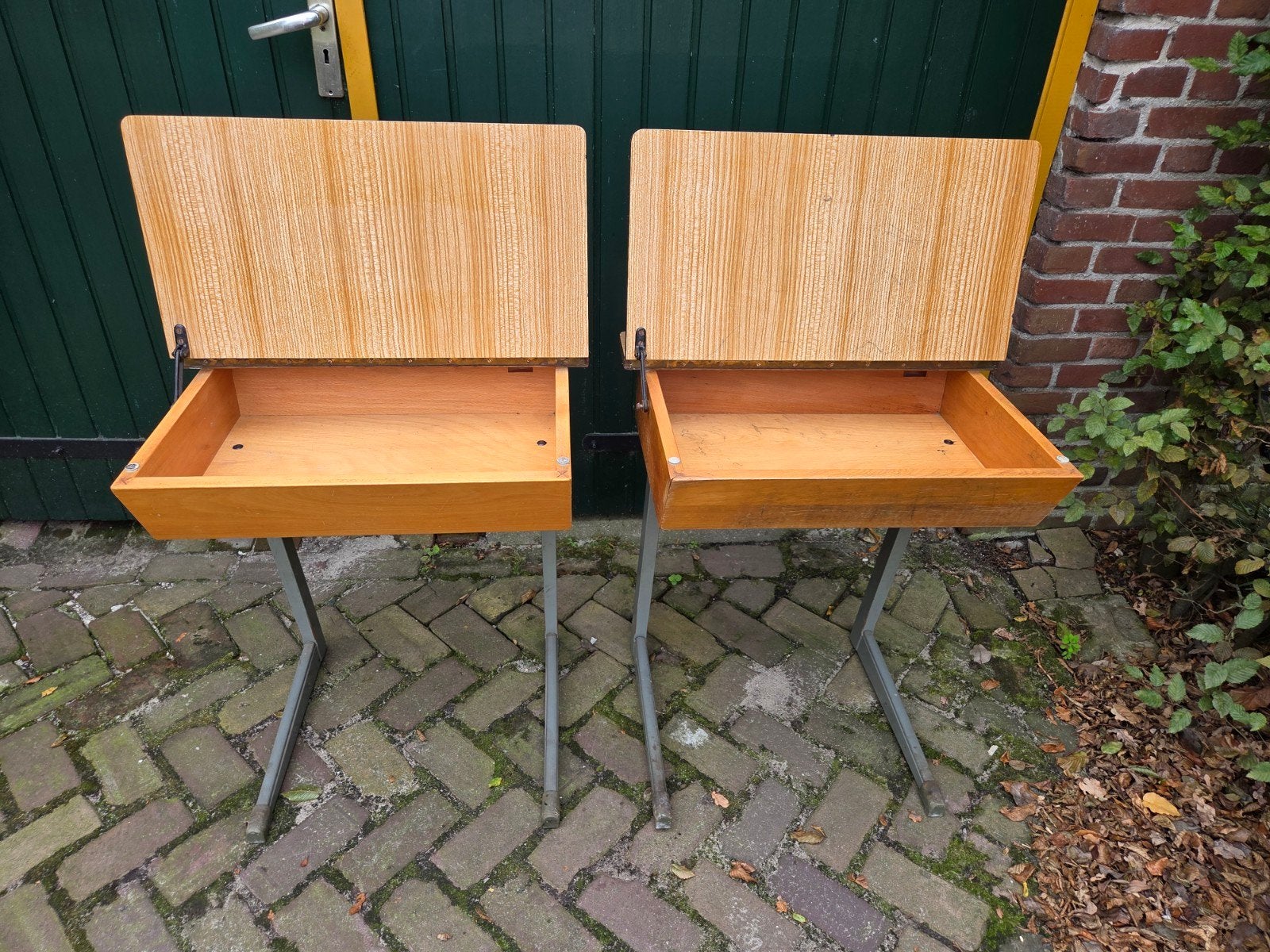 Vintage schoolbureau, Ophalen