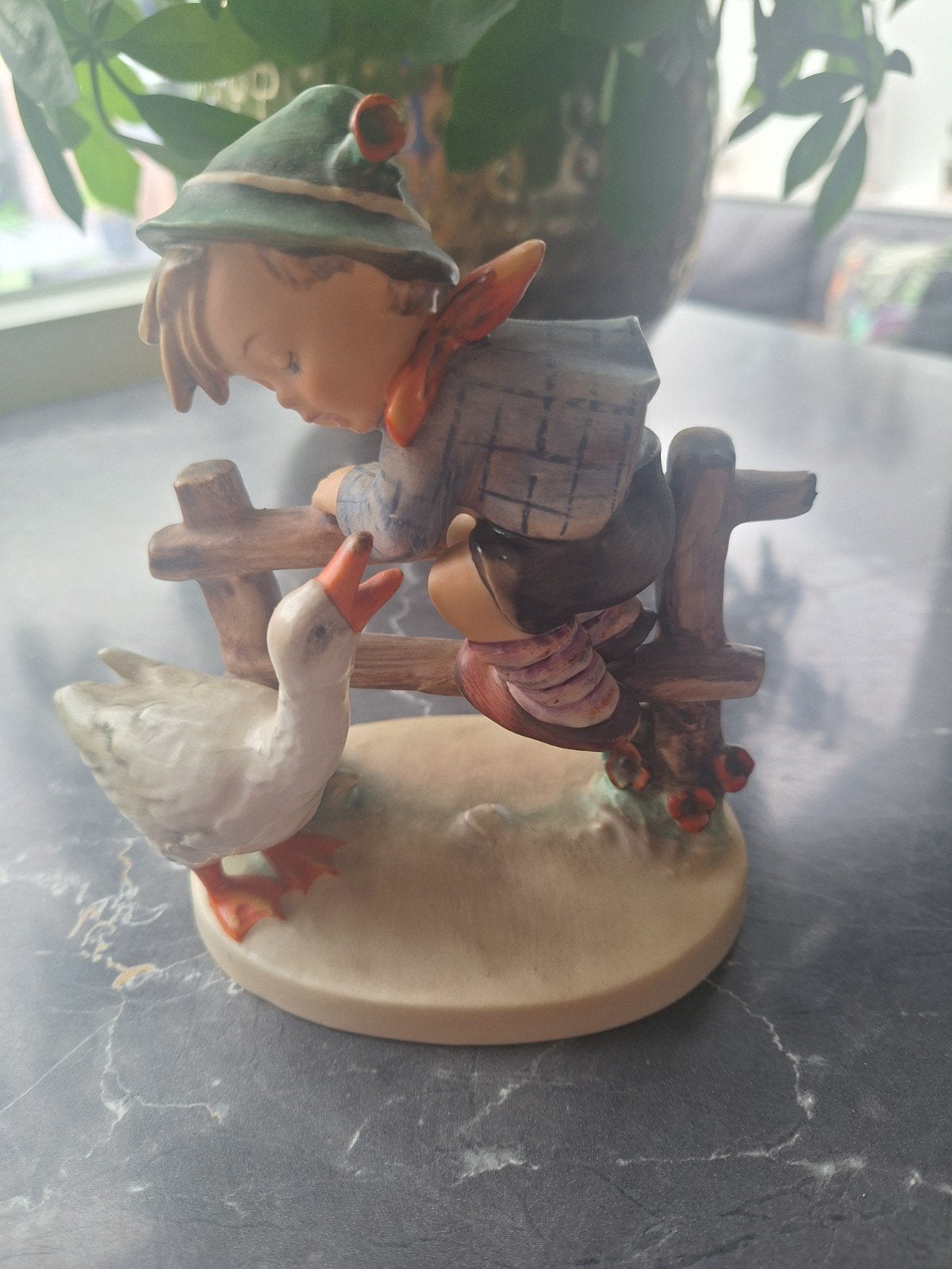 Mooi Hummel beeldje met gans - By W. Goebel 1948, Ophalen of Verzenden, Zo goed als nieuw, Hummel