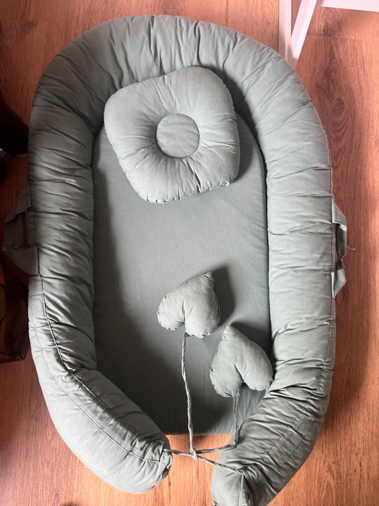 Babynestje met kussen en hartjes, zo goed als nieuw, Ophalen, Zo goed als nieuw