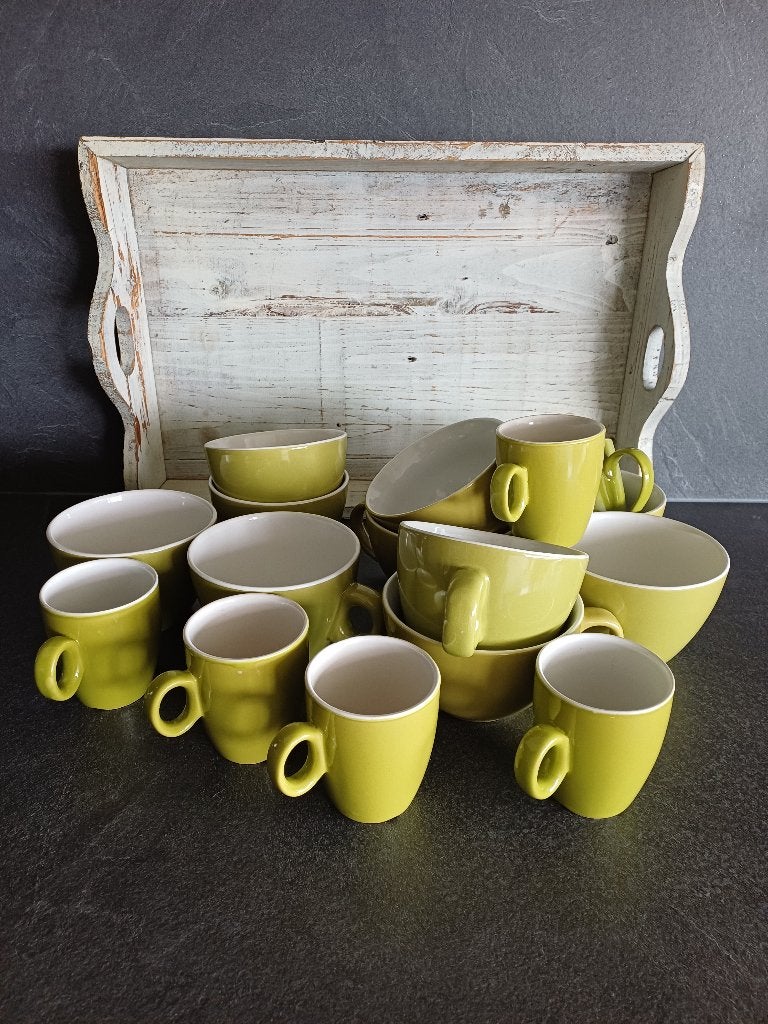 Houten Dienblad met 16 stuks Bekers en Kommen voor € 15, Ophalen