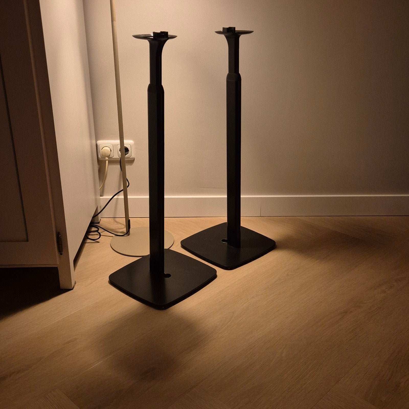 Flexson verstelbare vloerstandaard voor Sonos One SL, Inclusief standaarden, Overige typen, Zo goed als nieuw, Minder dan 60 watt