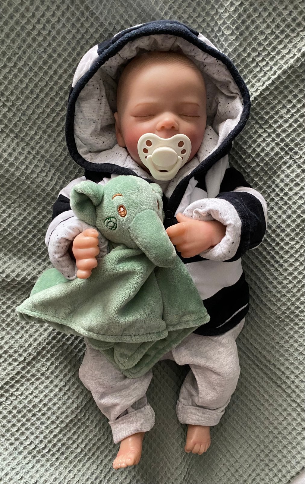 Schattige Reborn baby Boy, Verzamelen, Poppen, Ophalen of Verzenden, Zo goed als nieuw, Babypop, Levensecht of Reborn