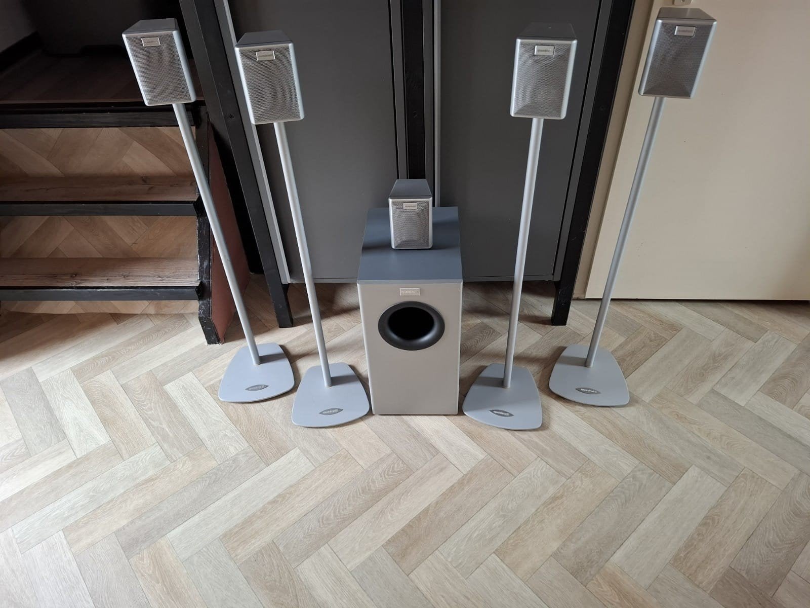 Quadral 5.1 surround luidsprekers met originele stands., 70 watt of meer, Zo goed als nieuw, 5.1-systeem, Overige spelers