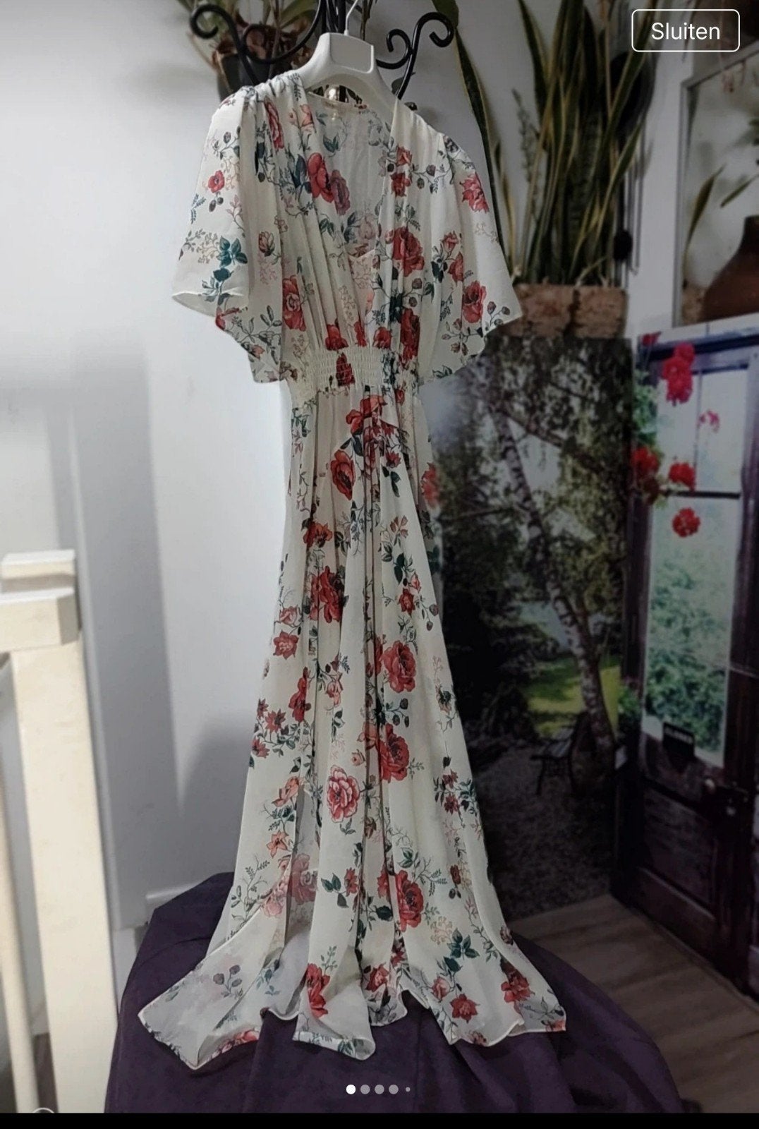 Mooie bloemenjurk met V-hals en elastische taille, Wit, Ophalen of Verzenden, Maat 36 (S), Onder de knie