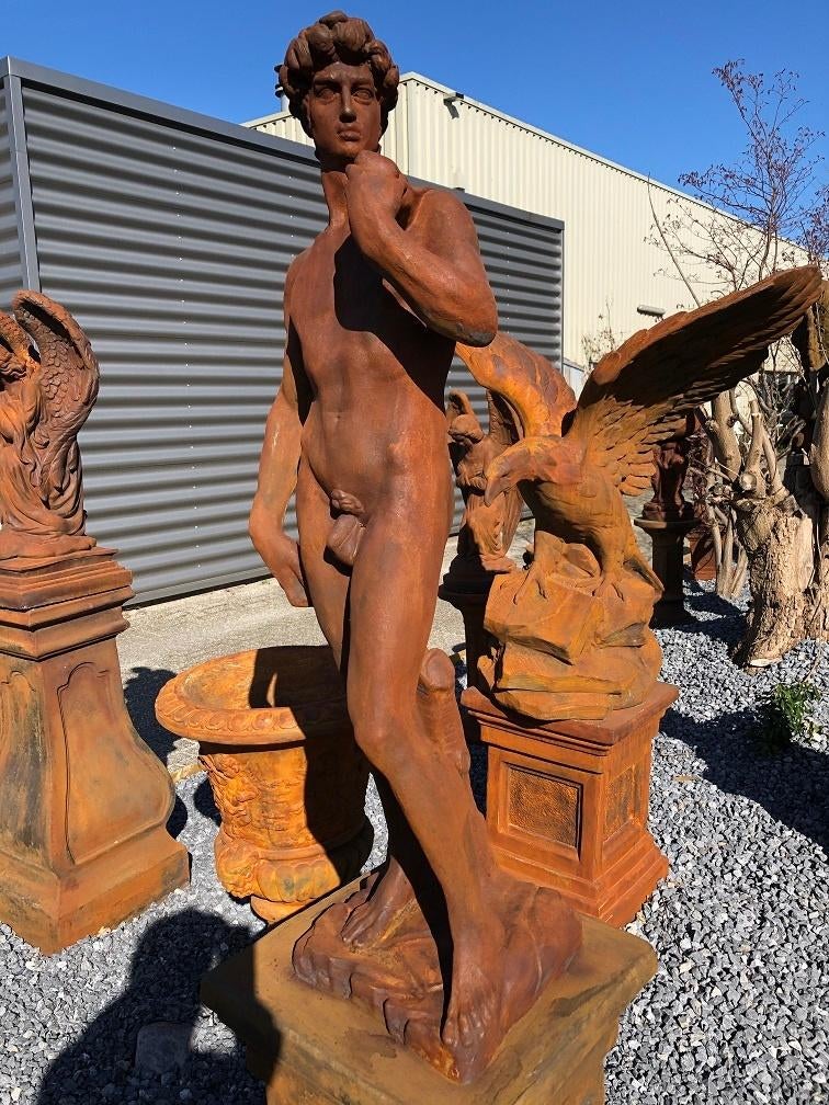 Groot beeld vol steen oxide  figuur David op sokkel, Tuin en Terras, Tuinbeelden, Steen, ., Nieuw, Ophalen of Verzenden