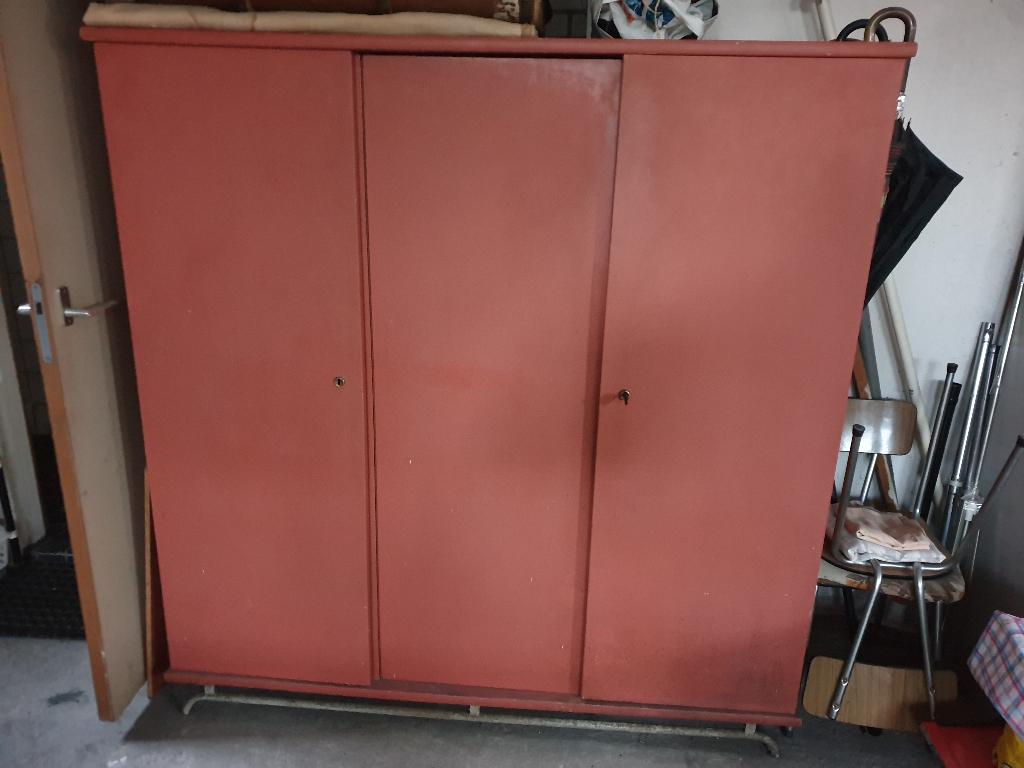 Vintage rode houten kledingkast, Huis en Inrichting, Kasten | Kledingkasten, Ophalen, Met deur(en), Gebruikt, 200 cm of meer