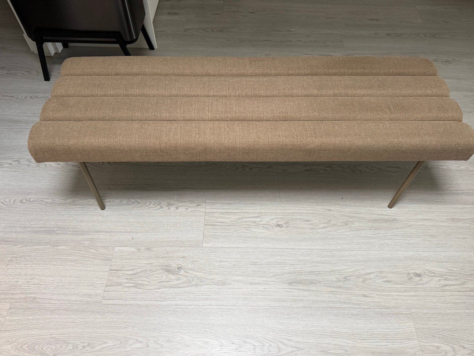 Moderne gestoffeerde bank met metalen poten Karwei, Ophalen, Minder dan 50 cm, 125 cm of meer, Zo goed als nieuw