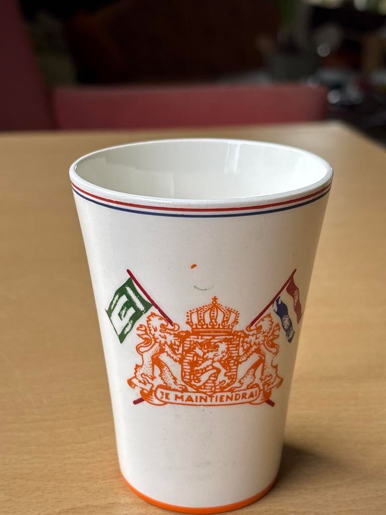 Beker 10e Bevrijdingsdag 1955 P. Regout Maastricht, Antiek en Kunst, Ophalen of Verzenden