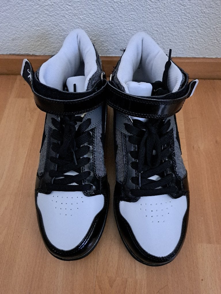 Hoge sneakers / gympen zwart wit grijs lak maat 42 nieuw, Zwart, Nieuw, Ophalen of Verzenden, Sneakers of Gympen