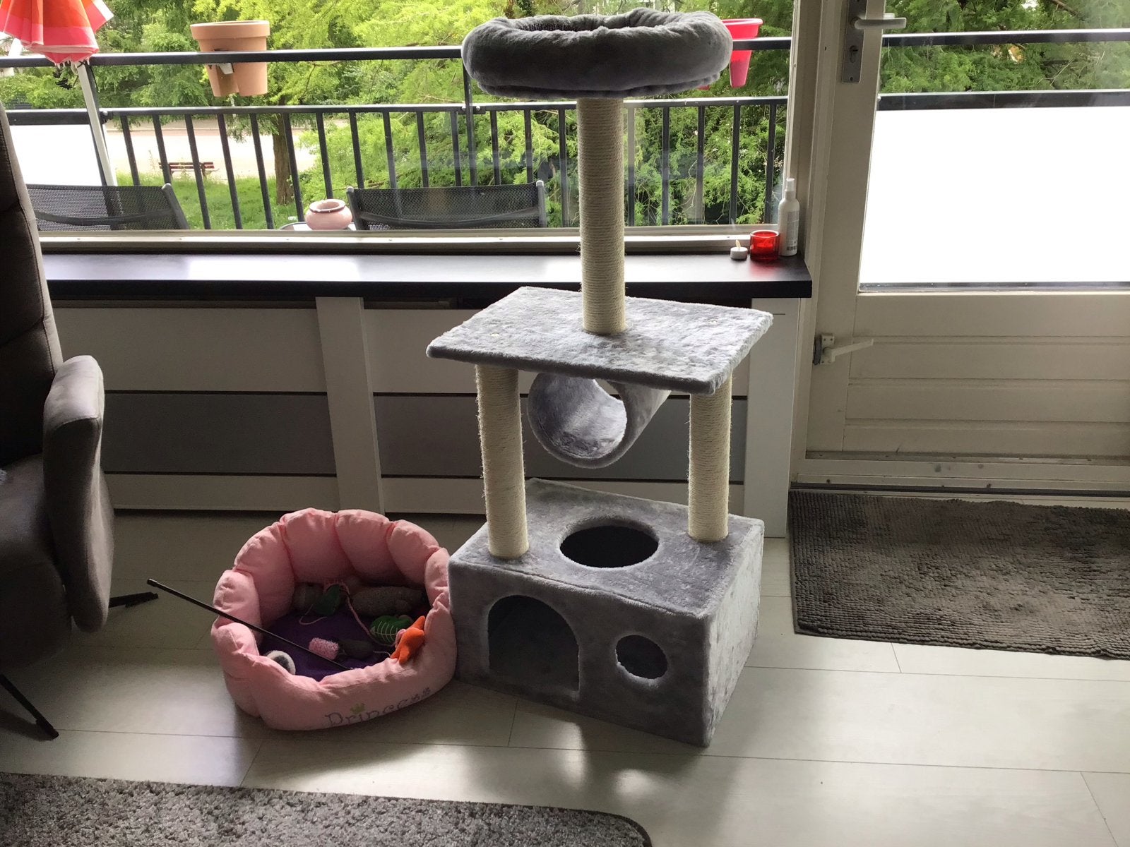 Krabpaal en mandje, nieuw 1,5 week gebruikt nieuw gekochtMei, Dieren en Toebehoren, Kattenmanden, Ophalen, Zo goed als nieuw, Riet