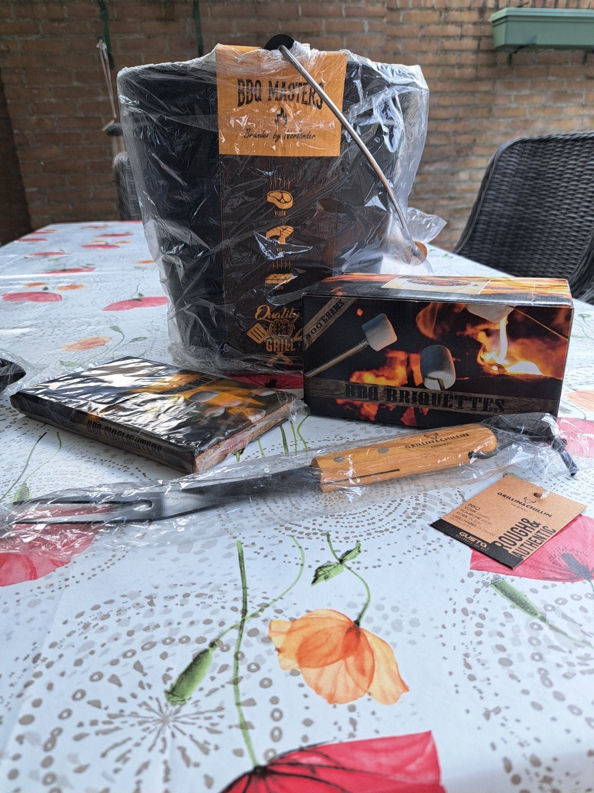 Nieuwe BBQ emmer met briketten, aanmaakblokjes en vork, Ophalen, Nieuw
