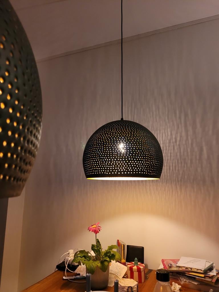 2x zwarte geperforeerde lampen met goudkleurige binnenkant, Huis en Inrichting, Lampen | Hanglampen, Ophalen, Gebruikt, 50 tot 75 cm