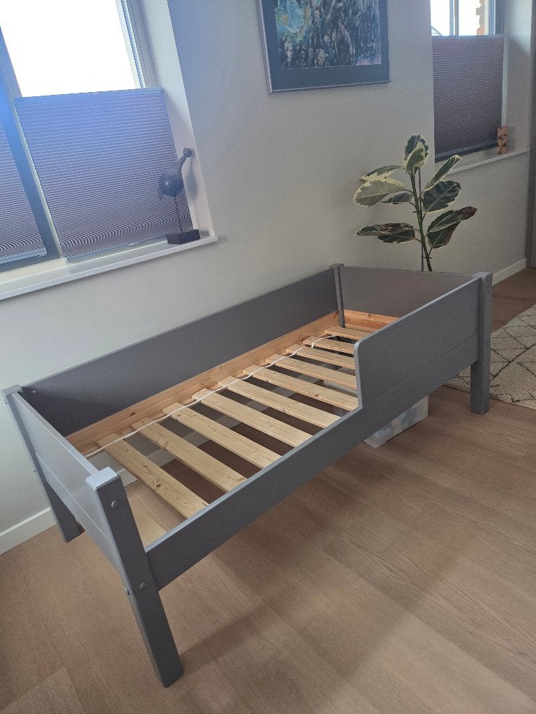 Peuterbed grijs, Kinderen en Baby's, Kinderkamer | Bedden, Ophalen, Gebruikt, 70 tot 85 cm, 140 tot 160 cm