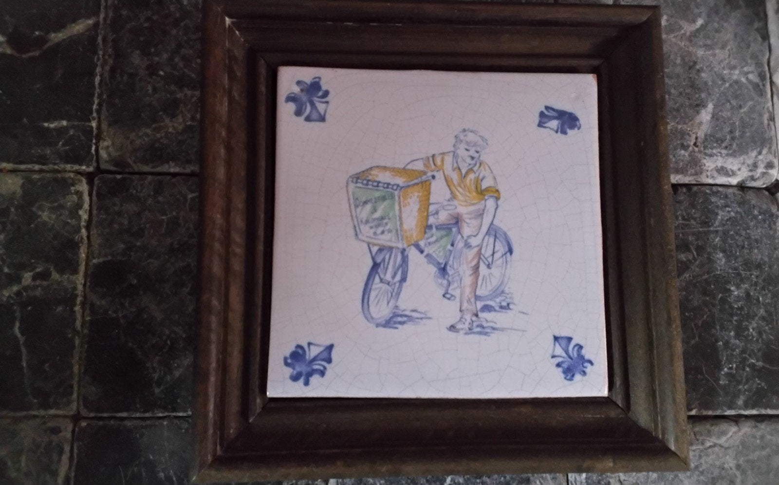 Wandtegel met fietsende bezorger en craquelé, Ophalen