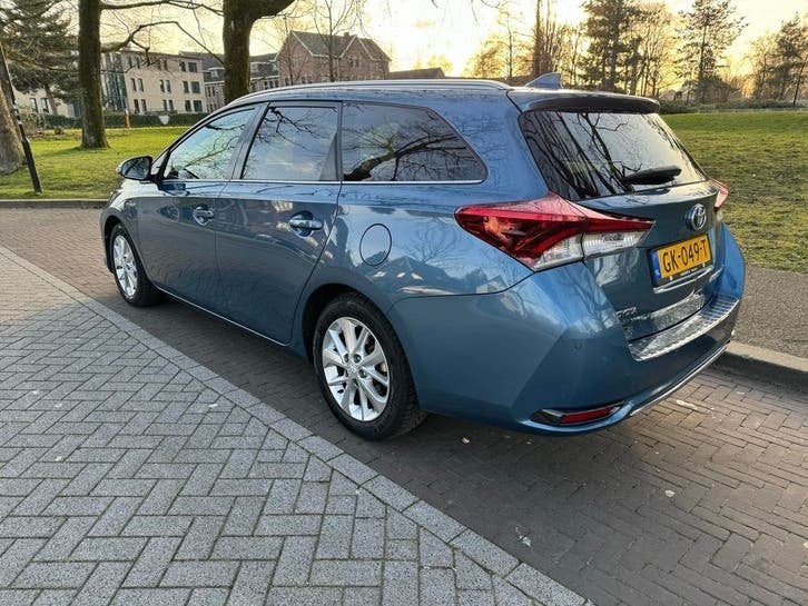 Veel opties Toyota Auris 1.8 Hybrid Touring Sports CVT 2015, Auto's, Toyota, 345 kg, Blauw, Origineel Nederlands, 1798 cc