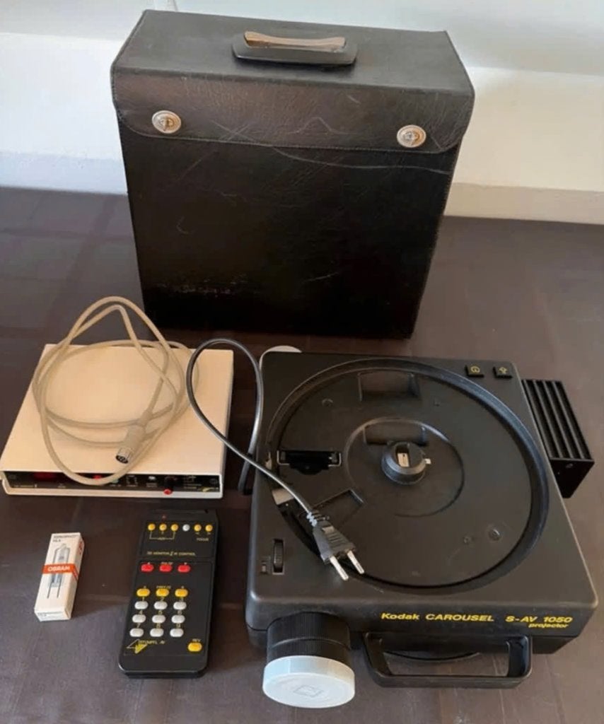 Kodak Carousel S-AV 1050 projector met accessoires, Ophalen of Verzenden, Gebruikt