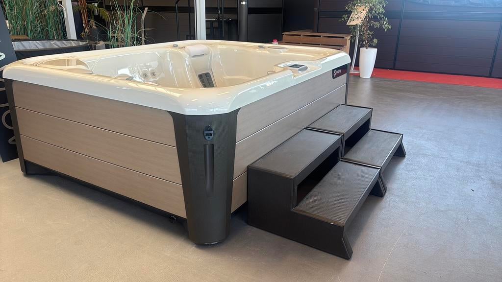Jacuzzi Hotspring Spa Triumph 2 ligplaatsen bj. 2020, Tuin en Terras, Ophalen, Zo goed als nieuw, Trap, Vast
