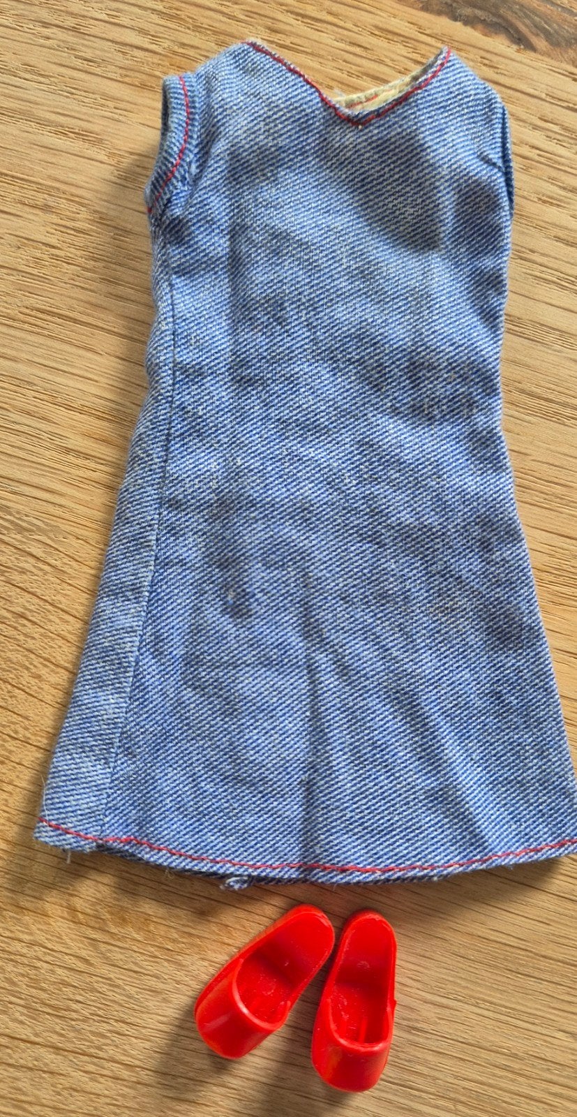 Barbie Sindy 1977 Funtime jeans jurk, Ophalen of Verzenden, Gebruikt, Kleertjes
