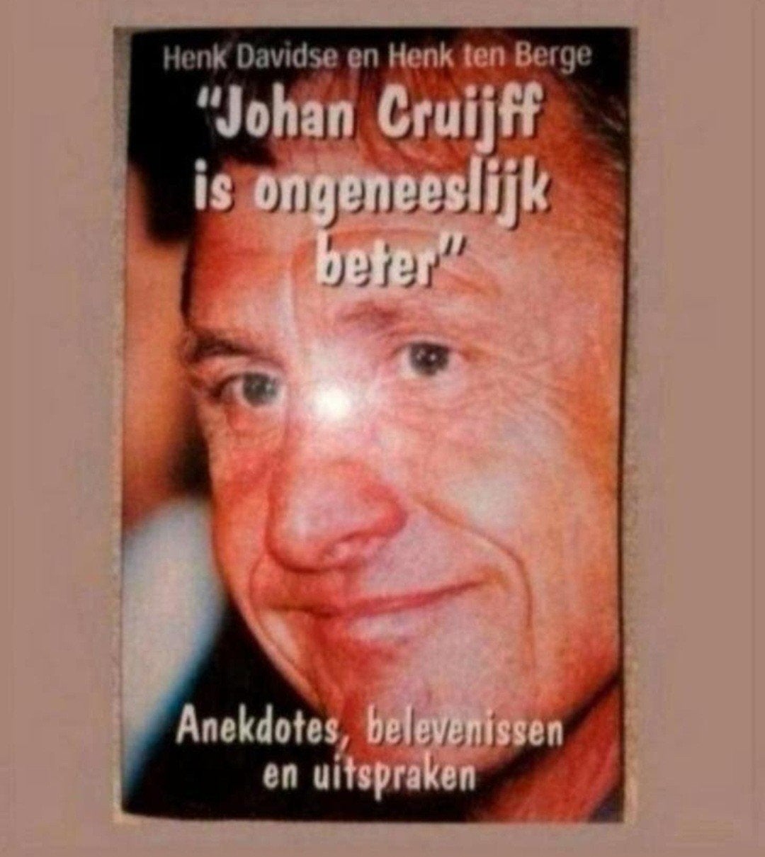 Johan Cruijff is ongeneeslijk beter - Anekdotes, Ophalen of Verzenden, Gelezen, Henk Davidse en Henk ten Berge, Overige sporten