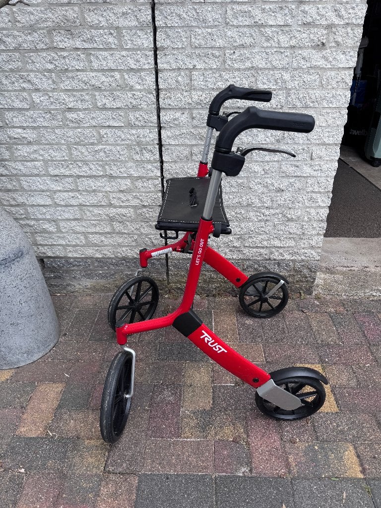 Trust rollator (rood) met afneembaar dienblad, Ophalen, Opvouwbaar, Zo goed als nieuw