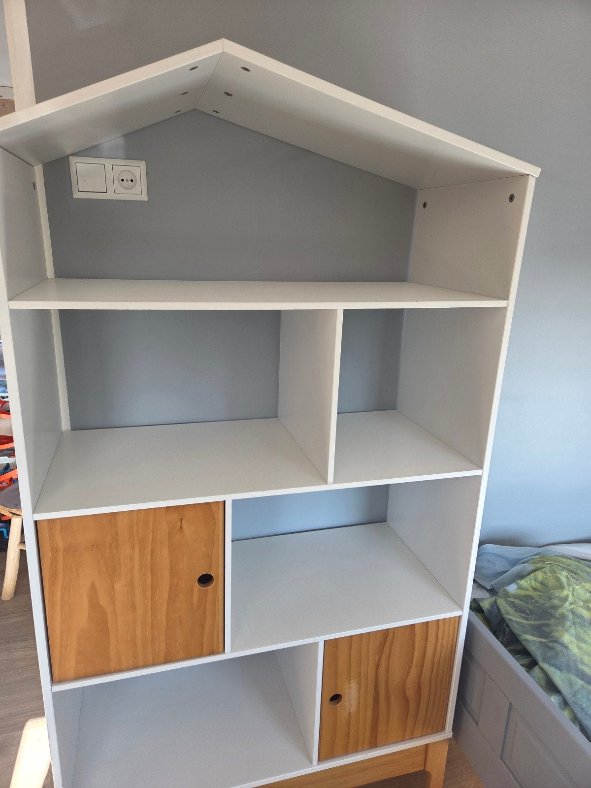 Leuke witte kast met houten deurtjes (huisvorm), Ophalen, Gebruikt, Kast
