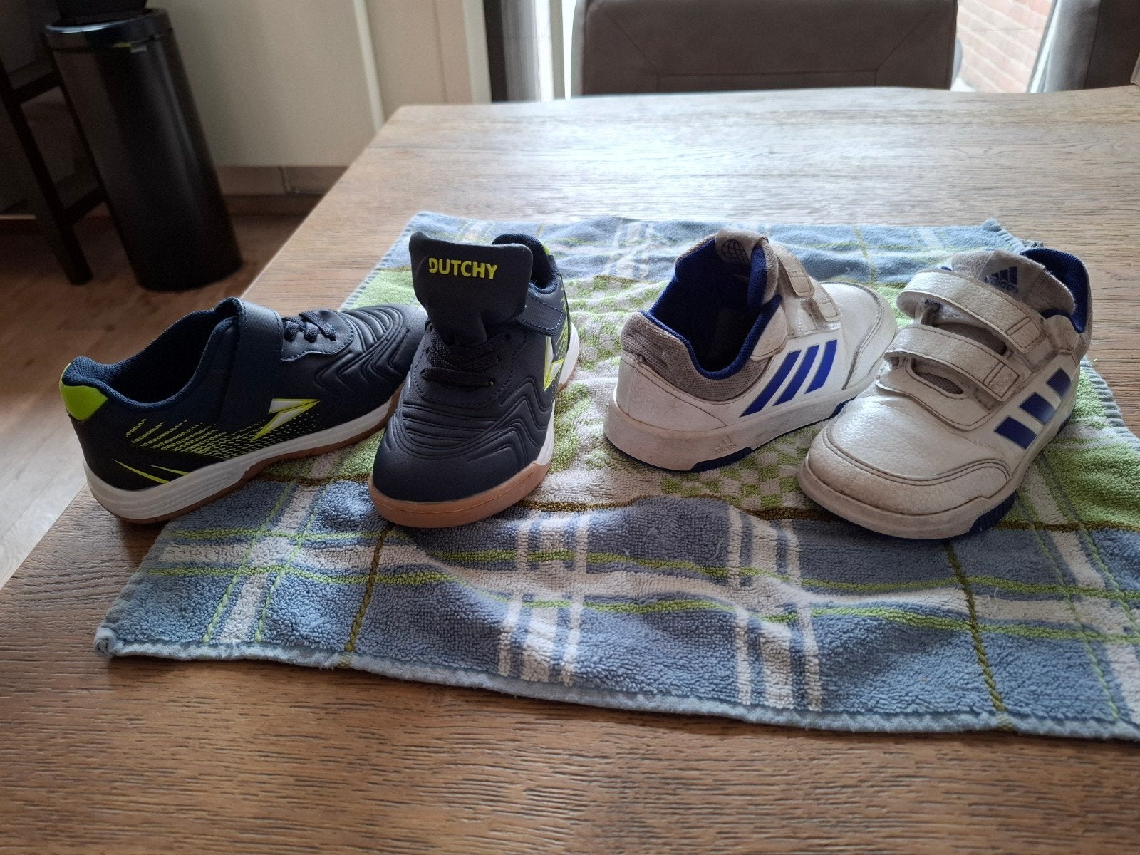 2 paar kinderschoenen: Adidas en Dutchy, Ophalen, Gebruikt, Sportschoenen, Jongen