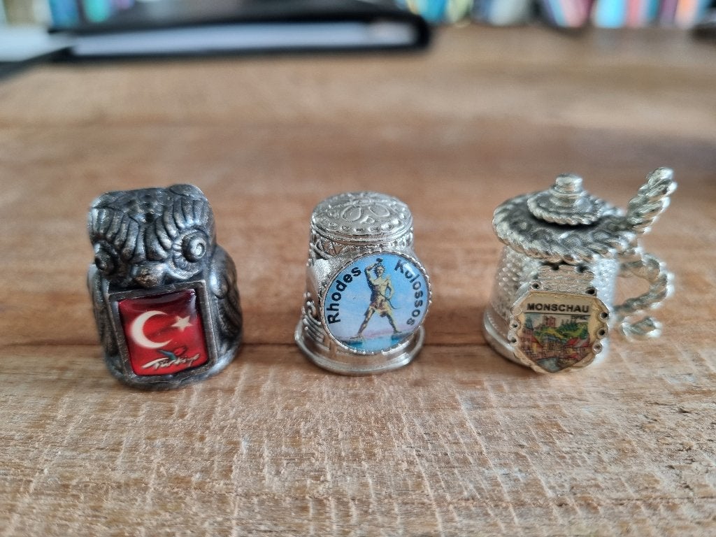 3 Vingerhoedjes souvenirs 308, Verzamelen, Overige materialen, Ooststraat 13, Dorcas Kapelle, Ophalen of Verzenden