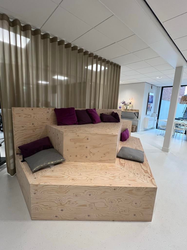Podium zithoek voor kantine of loungeruimte, Ophalen