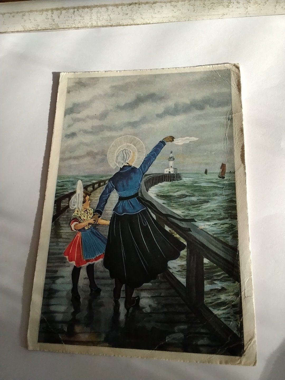 Oude ansichtkaart: Vrouw en kind aan de pier, vuurtoren 1946, Ophalen of Verzenden, 1920 tot 1940, Gelopen